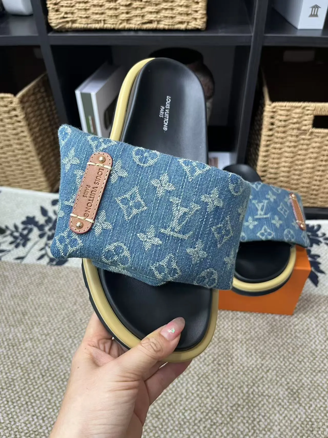 P340 yuan LV Louis Vuitton Full of high-end feel! A popular model among bloggers at home and abroad, it’s retro and fashionable, and looks stunning on your feet! Mainly recommended model on the official website★ ━━━━━ ЅᏇєєt ━━━━━ ▪️Upper: original calfskin ➕5D printing process ▪️Inner: imported mixed sheepskin ▪️Outsole: original molded foam outsole ▪️Size: Female 35-40 Men's 39-44 (women's 41 men's 45)